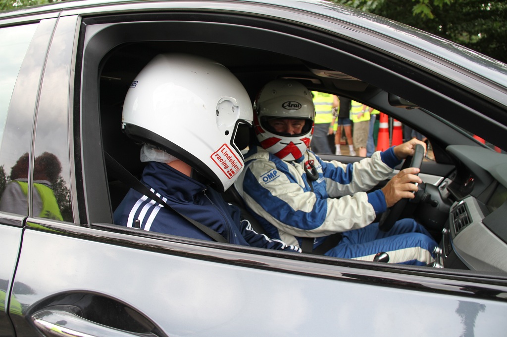 John Nielsen hilser en gæst velkommen i den voldsomme BMW M5.
(Foto: Motorsporten.dk)